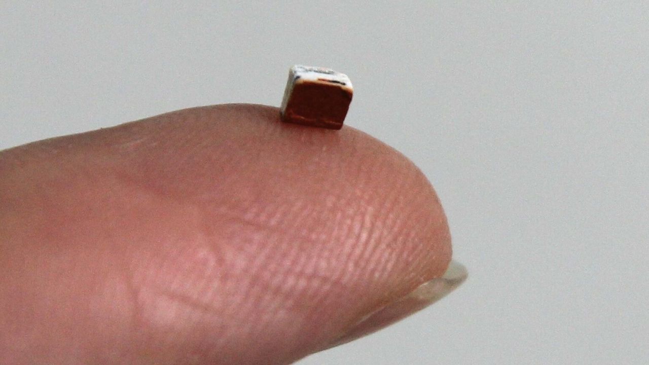 Dünyanın en küçük kitabı EÜ Kâğıt ve Kitap Sanatları Müzesi'nde bulunuyor