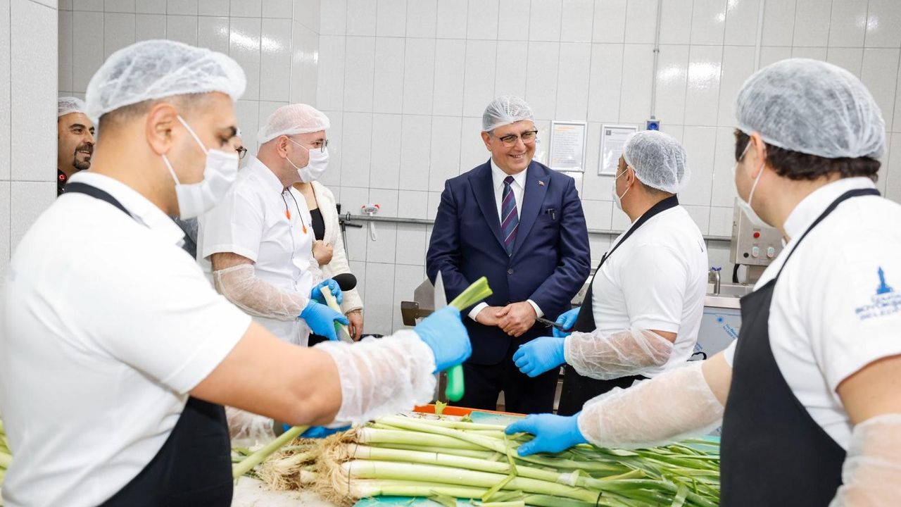 Büyükşehir'in aşevi fabrika gibi çalışıyor: Kimse yatağa aç girmiyor