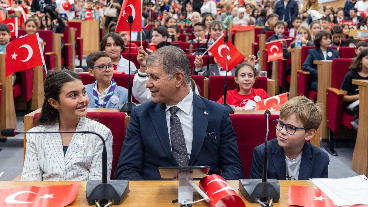 29 Ekim'e özel meclis oturumu: Tugay, gençleri ve çocukları ağırladı