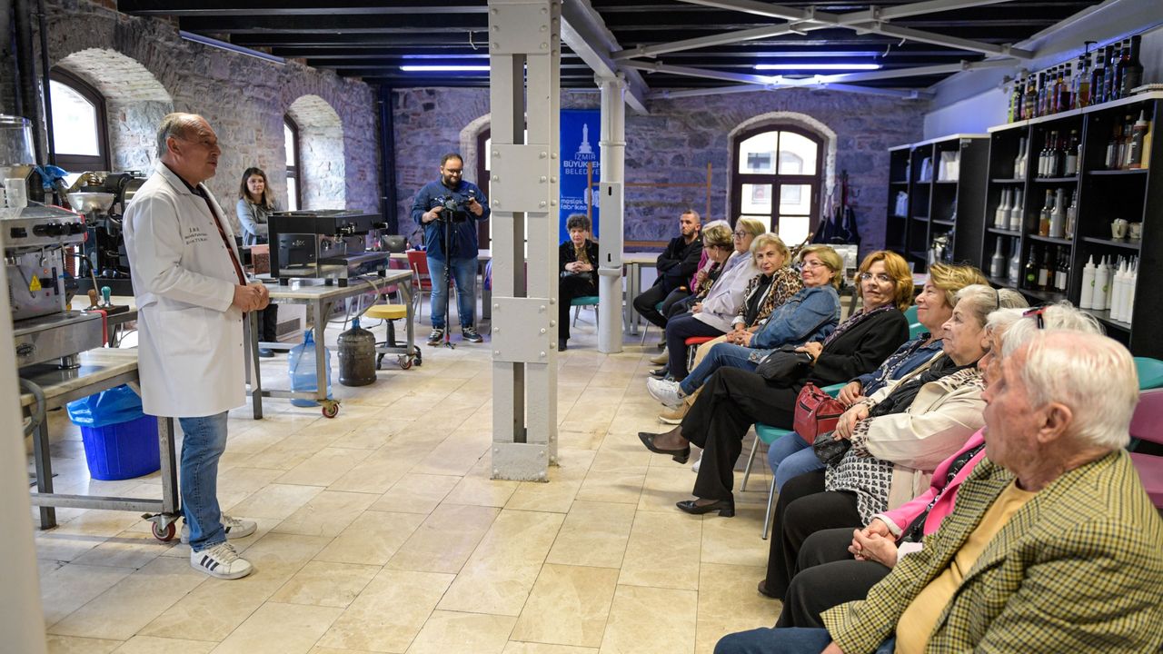 Sağlıklı yaş alan büyükler kahve yapmayı öğrendi