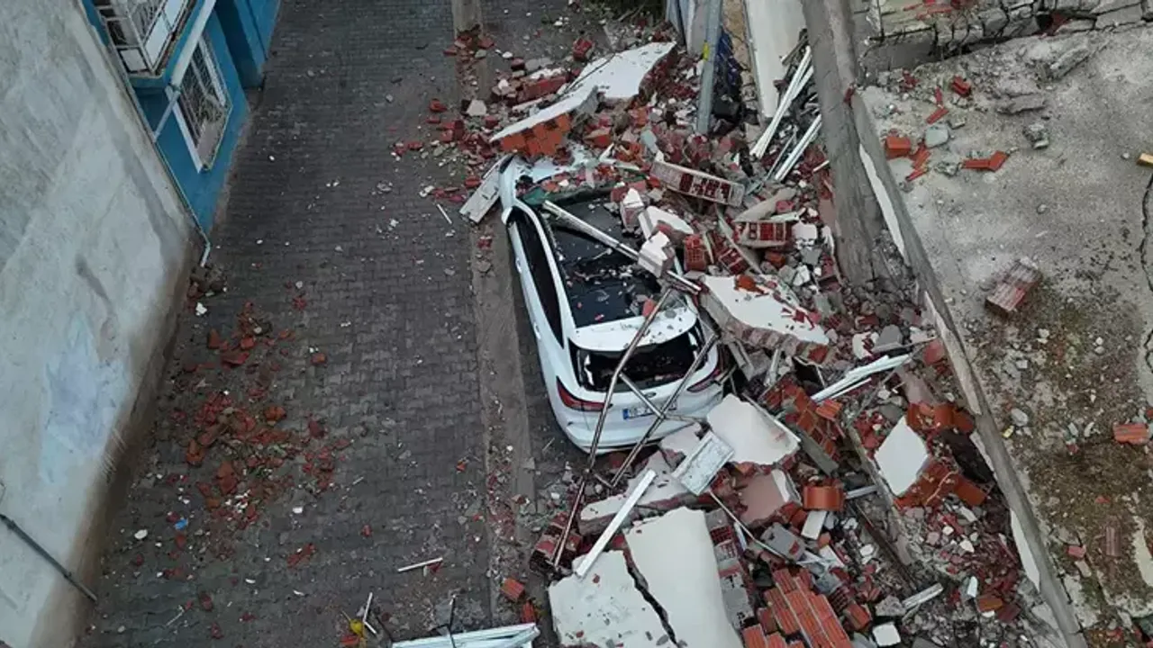 Balıkesir Sındırgı'da hasarın boyutu gün ağarınca ortaya çıktı