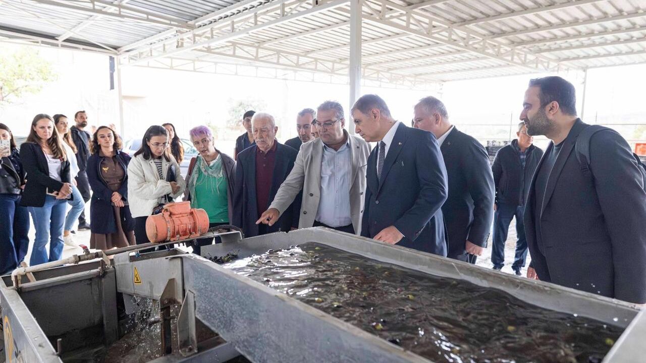 Başkan Tugay, sezonun ilk zeytinyağı üretimini başlattı