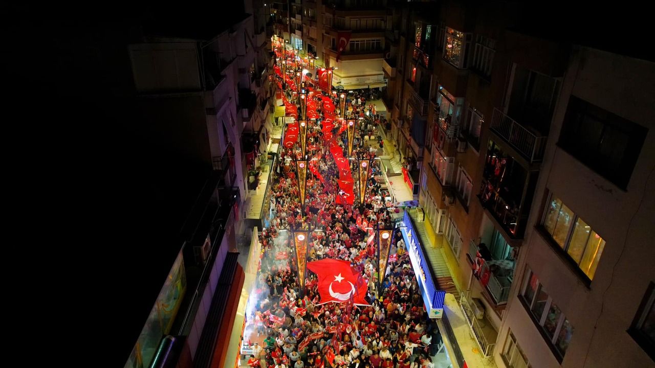 Binlerce Menemenli Cumhuriyet için yürüyecek