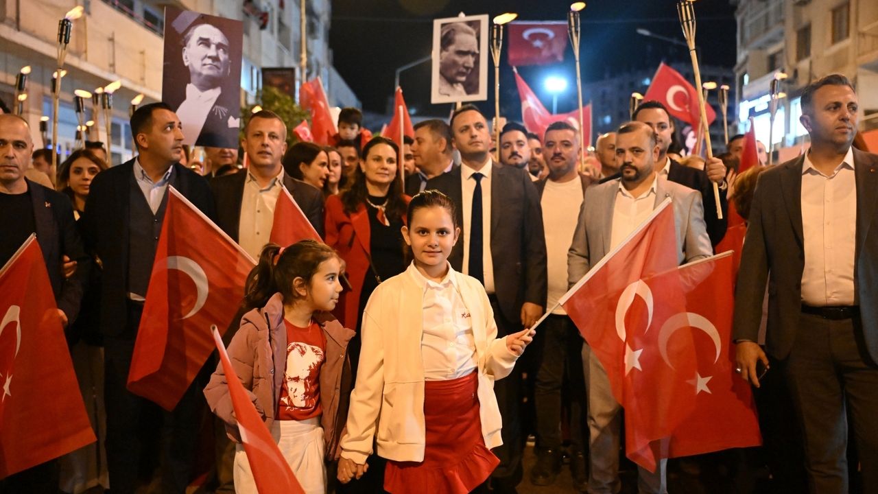 Bornovalılar, Cumhuriyetin 102. yılını ışıklarıyla aydınlattı