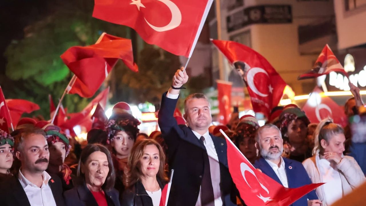 Buca'da Cumhuriyet'in 102. yılına yakışır kutlama