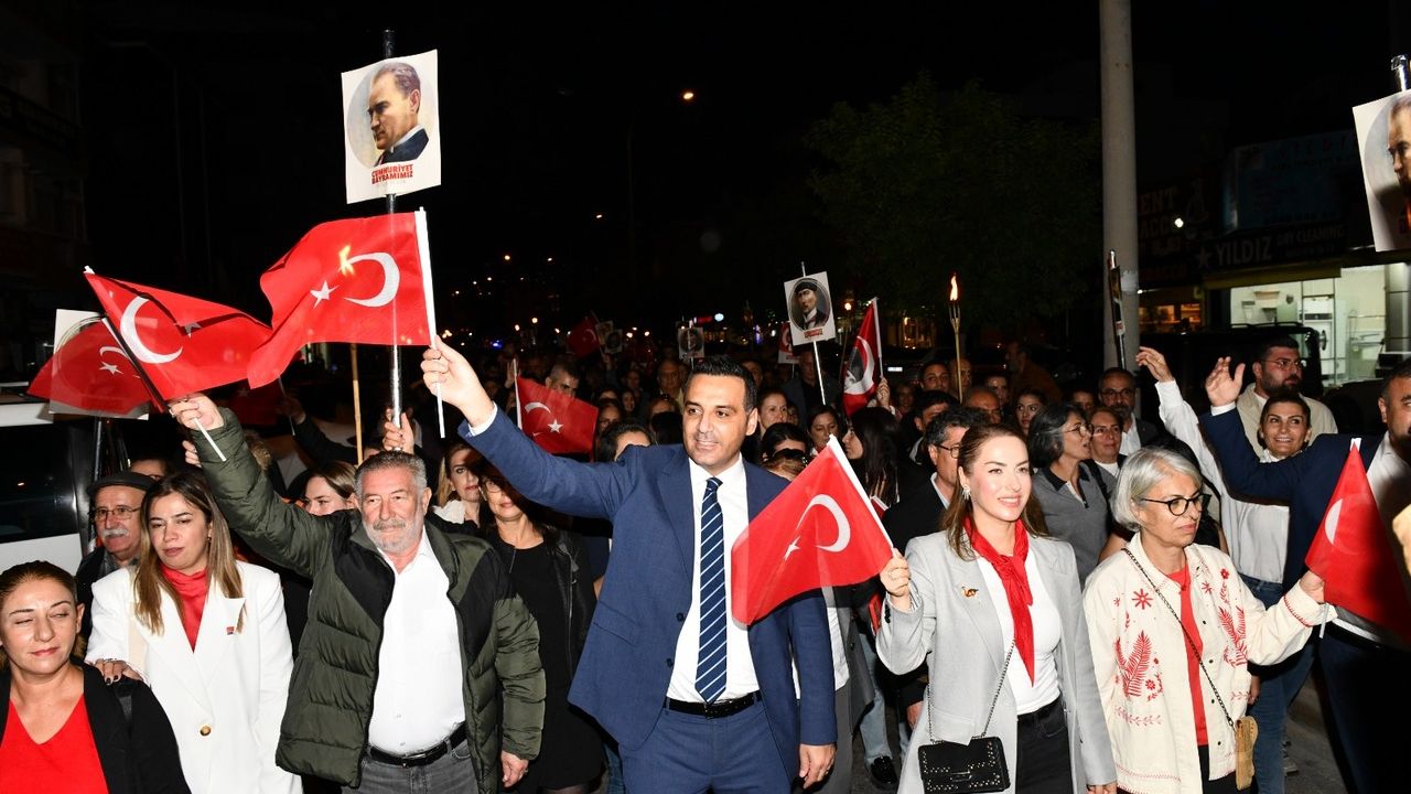 Çiğli'de Cumhuriyet coşkusu sokaklara taştı