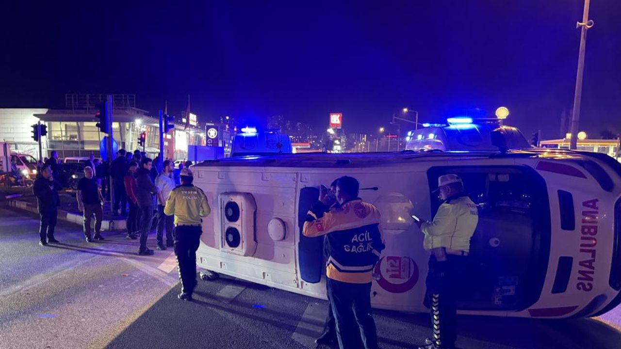 Cip ile ambulans çarpıştı: 3 sağlık çalışanı yaralı