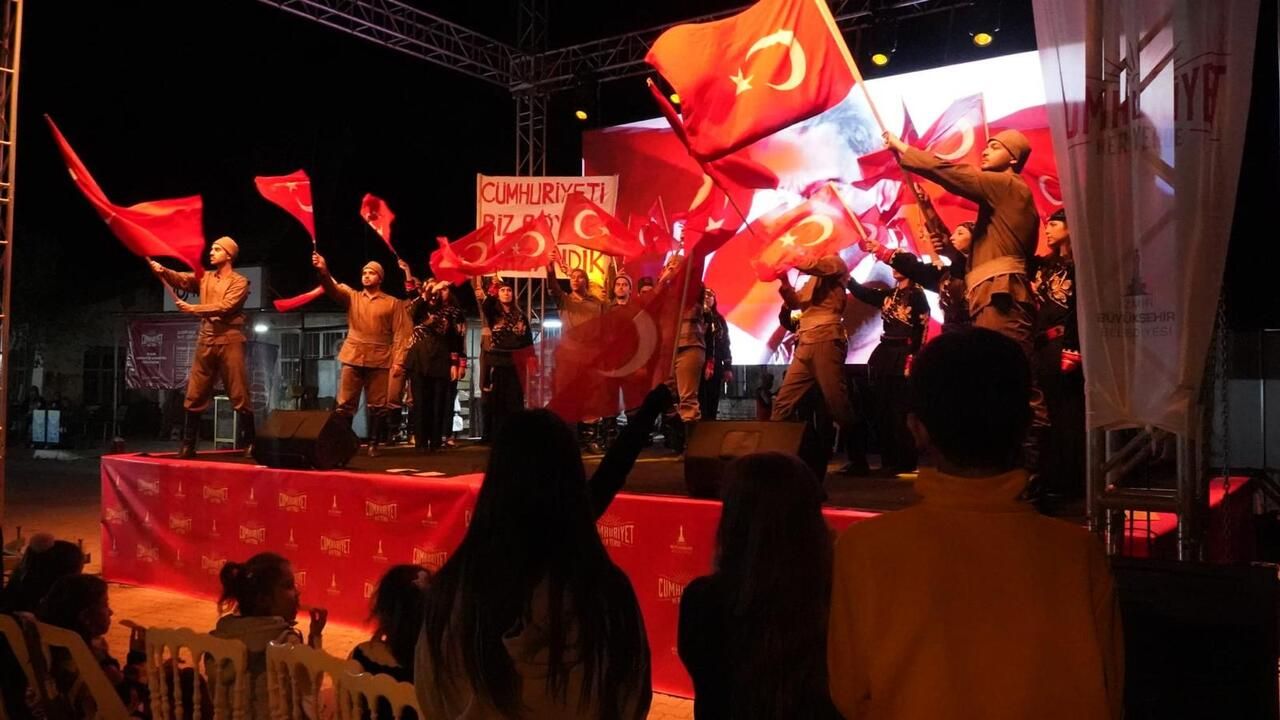 Cumhuriyet sevinci Bergama'dan yükseldi