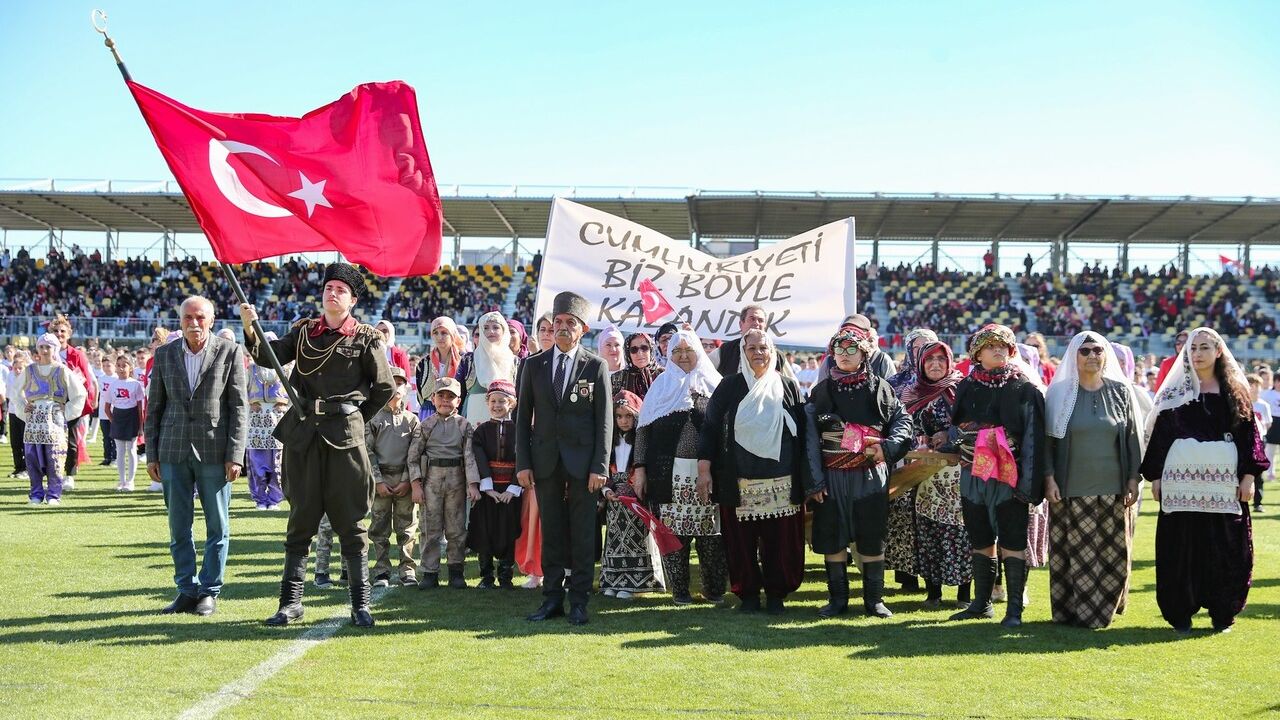 Cumhuriyetin 102. yıl gururu, Aliağa Atatürk Stadı'nda yaşandı