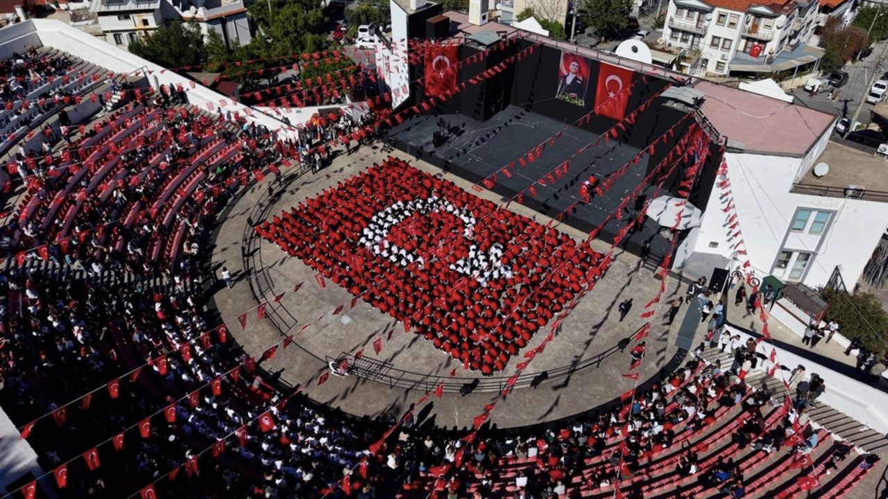Cumhuriyet'in ışığı Çeşme'de yükseldi