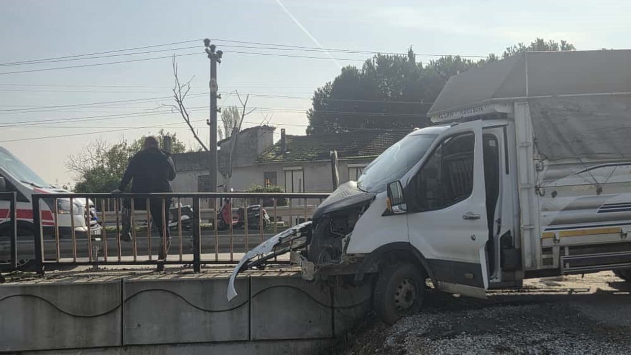 Köprü demirlerine saplanan kamyonetin sürücüsü yaralandı
