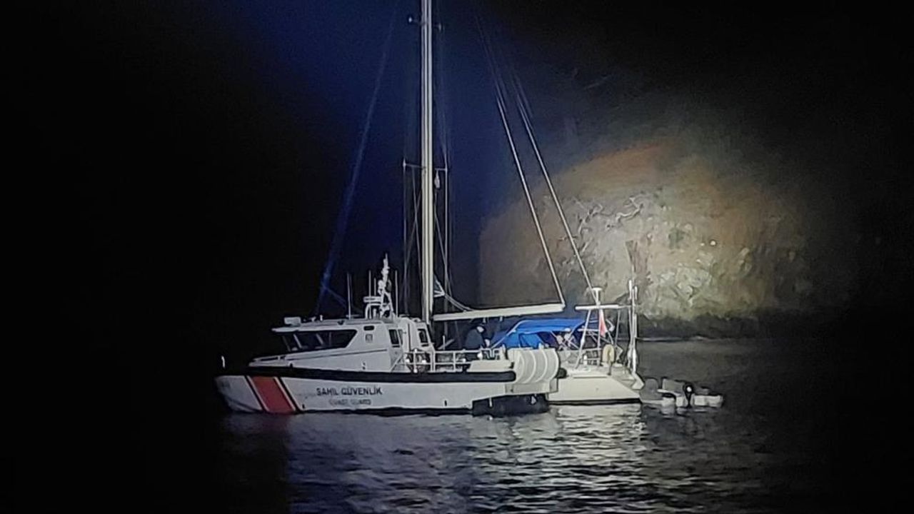 Denizde kaçak göçmen operasyonu: 15 çocuk kurtarıldı