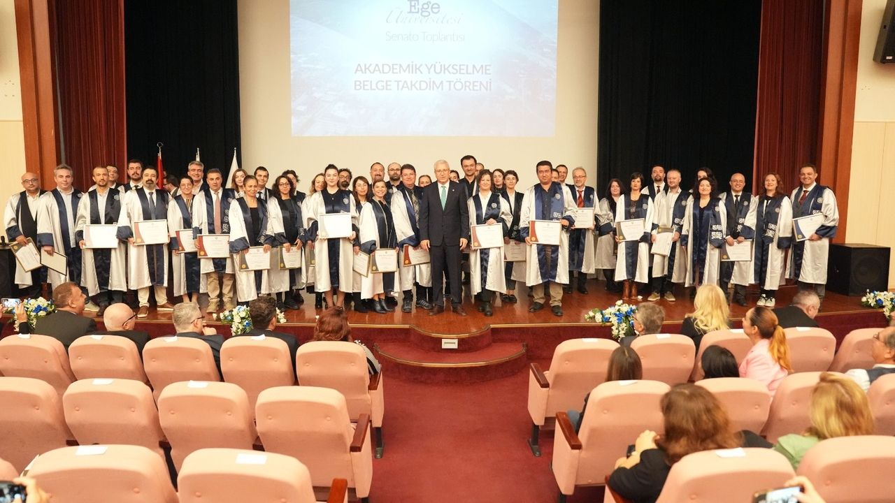 Ege Üniversitesi'nde akademik başarılar taçlandırıldı