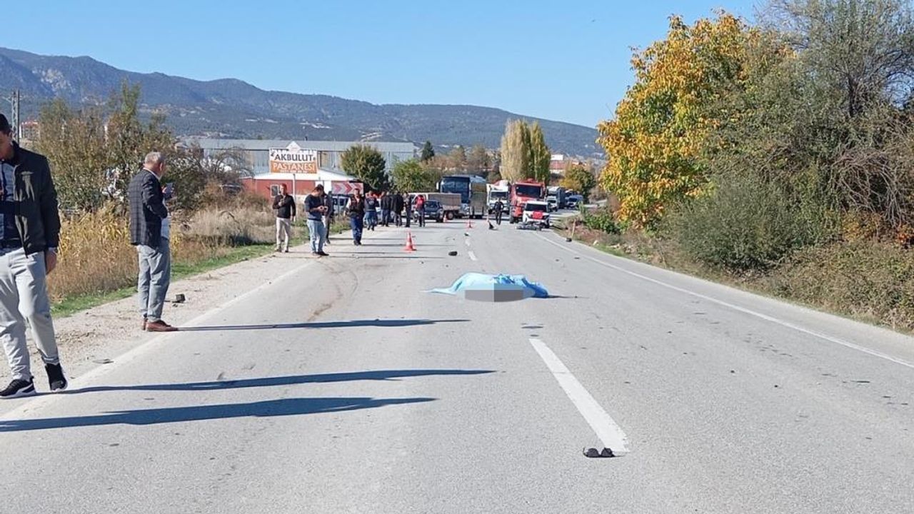 Kafa kafaya çarpışma feci sonla bitti: Motosiklet sürücüsü hayatını kaybetti, 2 kişi yaralandı