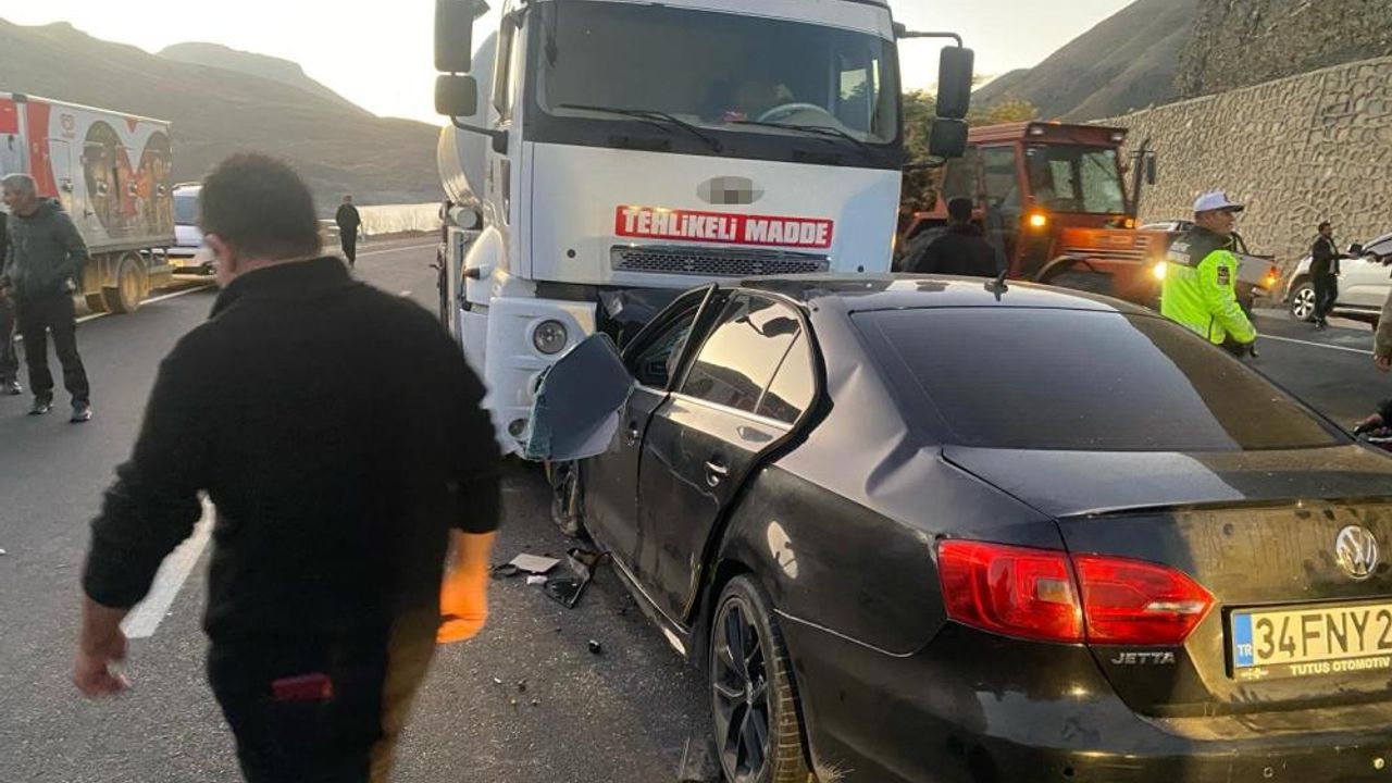 Feci kaza: Tankerle otomobil çarpıştı, 3 kişi olay yerinde can verdi