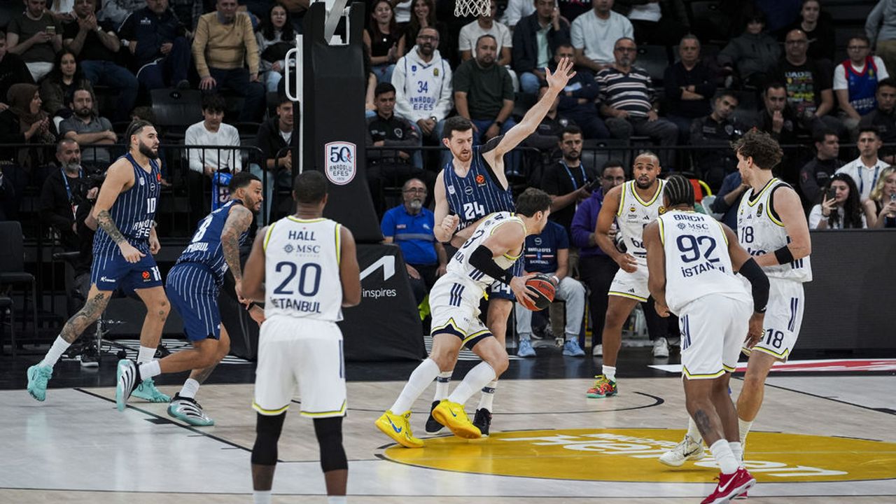 Fenerbahçe Beko, Euroleague derbisinde Anadolu Efes’i deplasmanda devirdi
