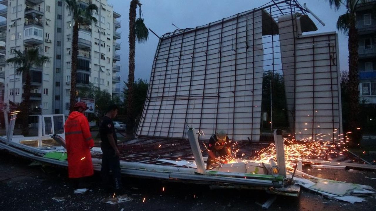 Fırtına ve sağanak hayatı felç etti: Tonlarca malzeme yola savruldu