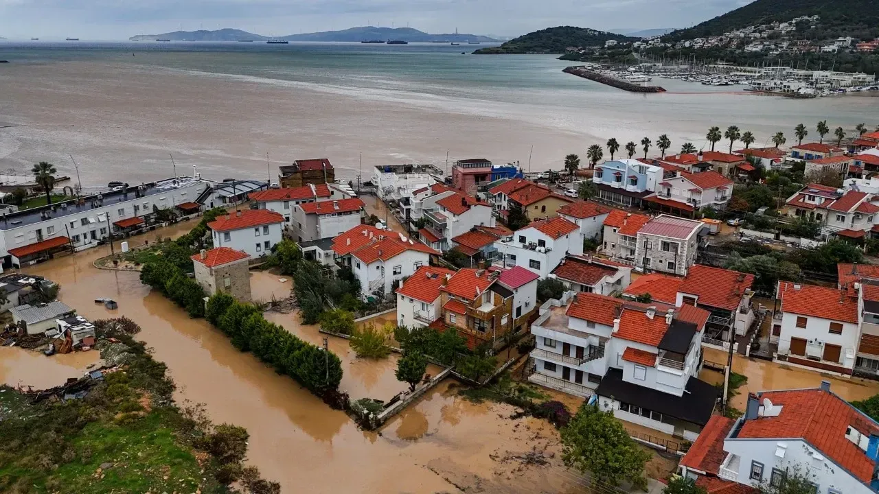 Foça'daki sel felaketi sonrası AFAD çalışmaları devam ediyor