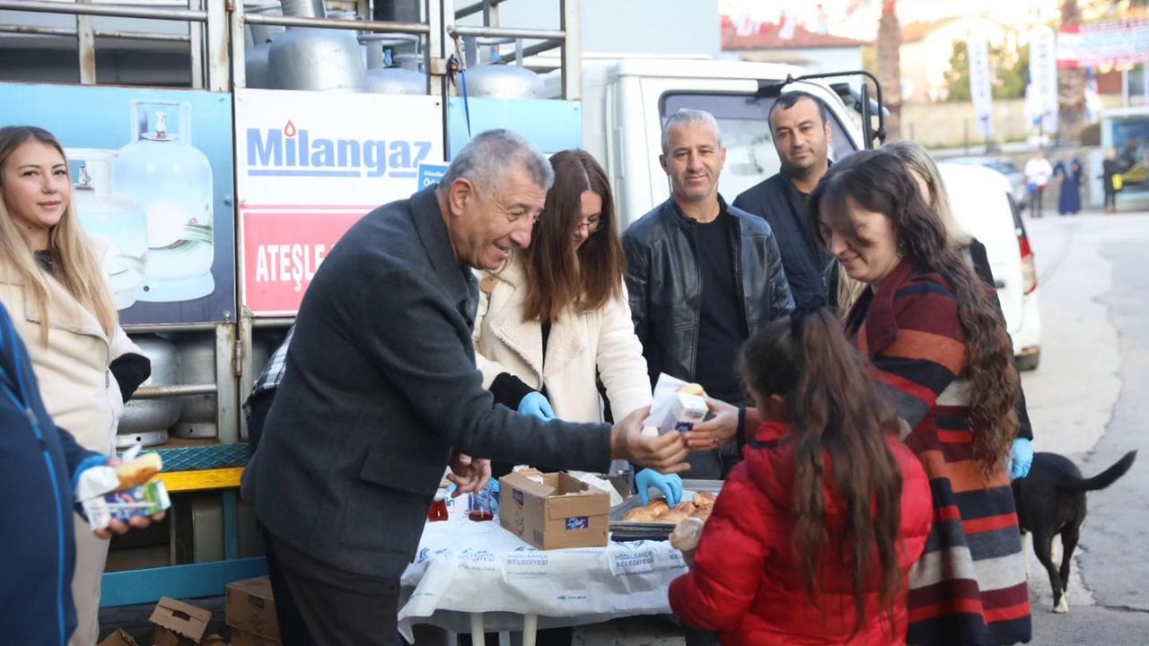 Güzelbahçe Belediyesi, öğrencilere her sabah süt ve simit dağıtıyor