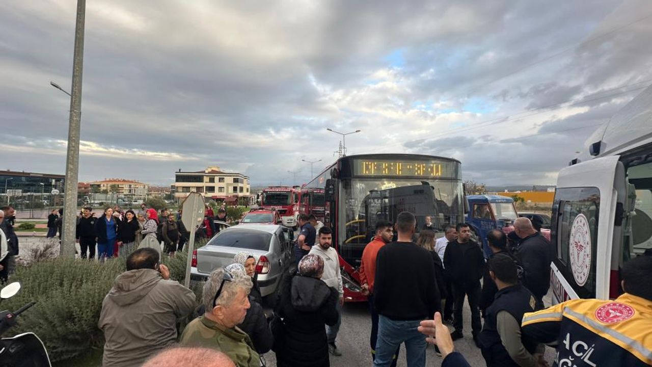 Halk otobüsü ile otomobil çarpıştı: Trafik durma noktasına geldi!