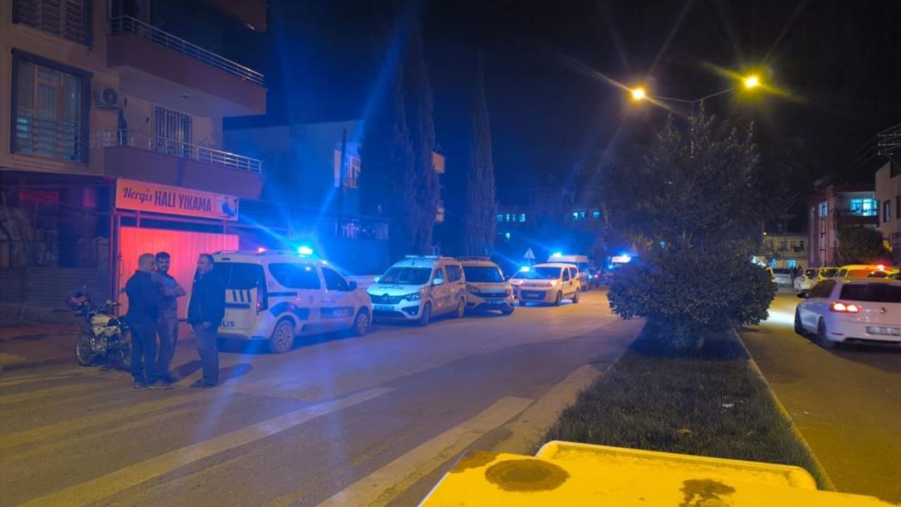 İki grup arasında silahlı kavga: 4 kişiyle birlikte bir polis yaralandı