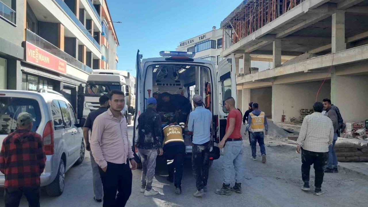 Yüksekten düşen 20 yaşındaki inşaat işçisi yaralandı