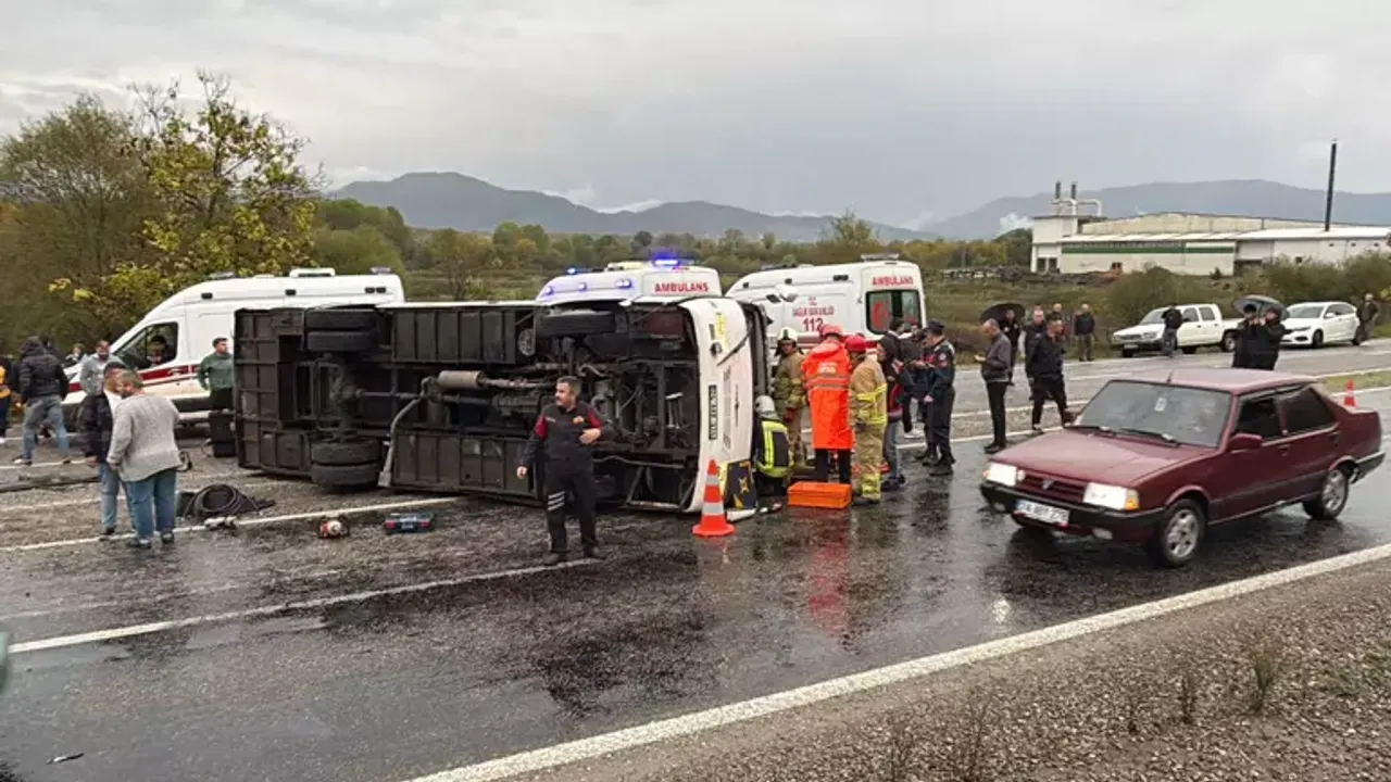 Tekstil işçilerini taşıyan midibüs devrildi: 1 ölü, 19 yaralı