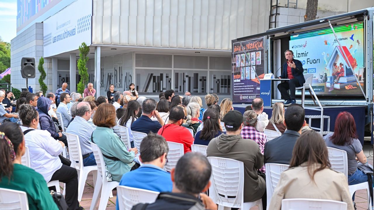 İZKİTAP'ta "Adım Adım Cumhuriyet" anlatıldı