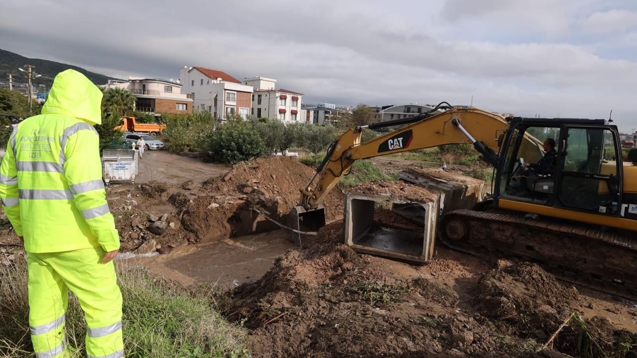 İzmir Büyükşehir Belediyesi ekipleri Bergama’da aşırı yağışlarla mücadele ediyor