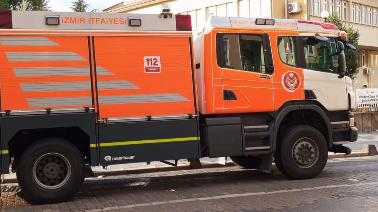 İzmir İtfaiyesi deprem sonrası destek için Sındırgı’da