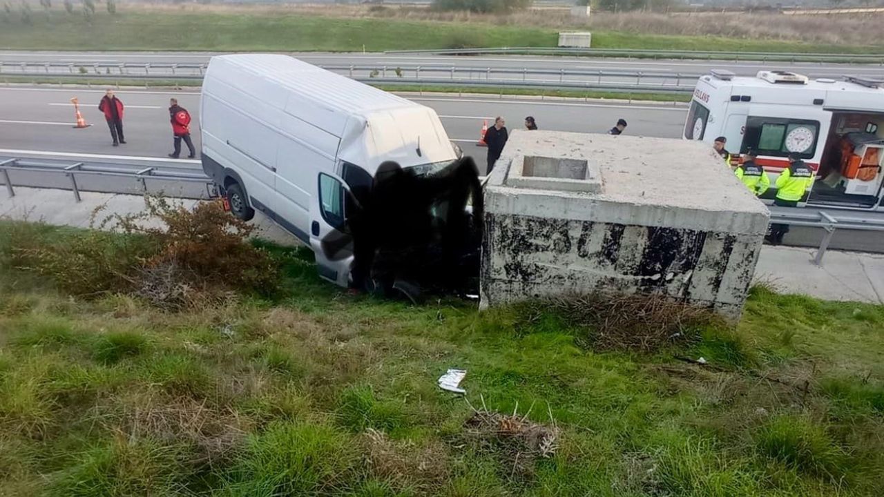 İzmir yolunda kahreden kaza! Minibüs beton bloğa çarptı: 2 ölü, 1 yaralı