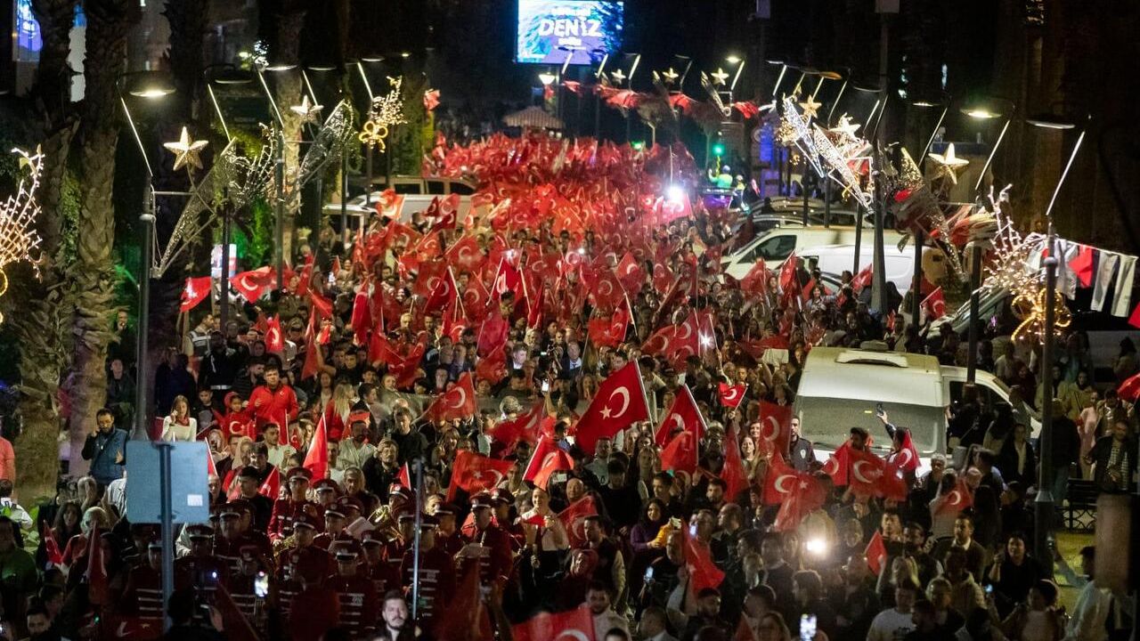 İzmir'de 29 Ekim coşkusu: Cumhuriyet'in 102. yılına yakışan etkinlikler