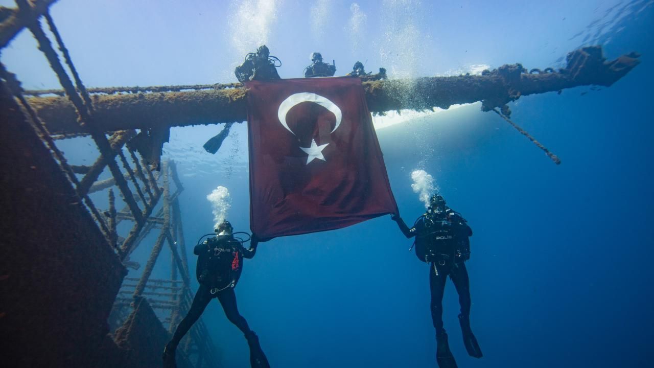 İzmir'de deniz polisleri su altında Türk bayrağı açtı