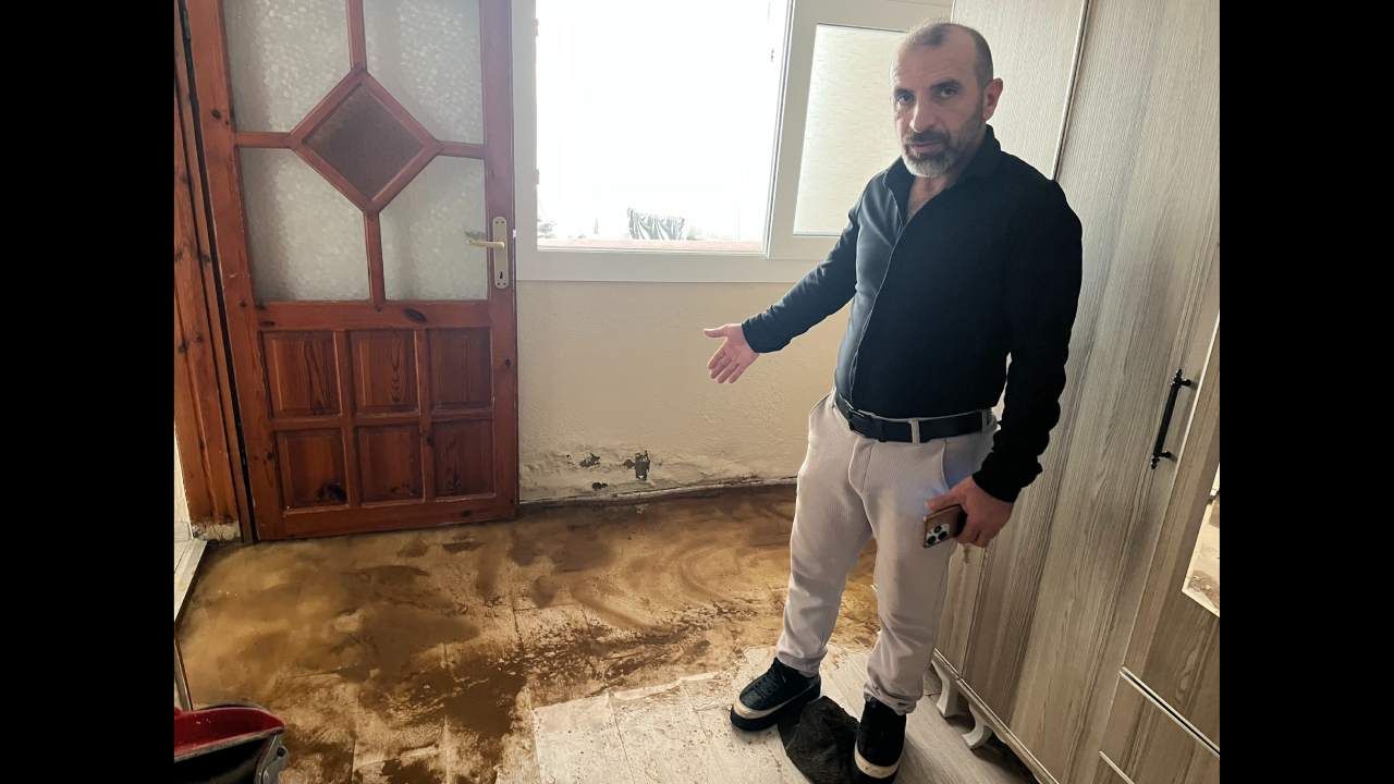 İzmir’de şebeke borusu patladı: Bir ailenin evi yaşanmaz hale geldi