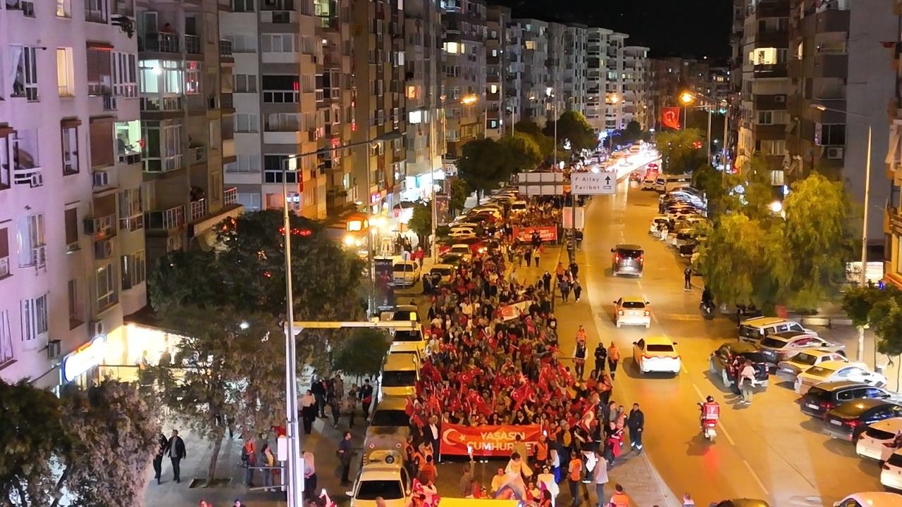 Karabağlar'da coşkulu Cumhuriyet korteji