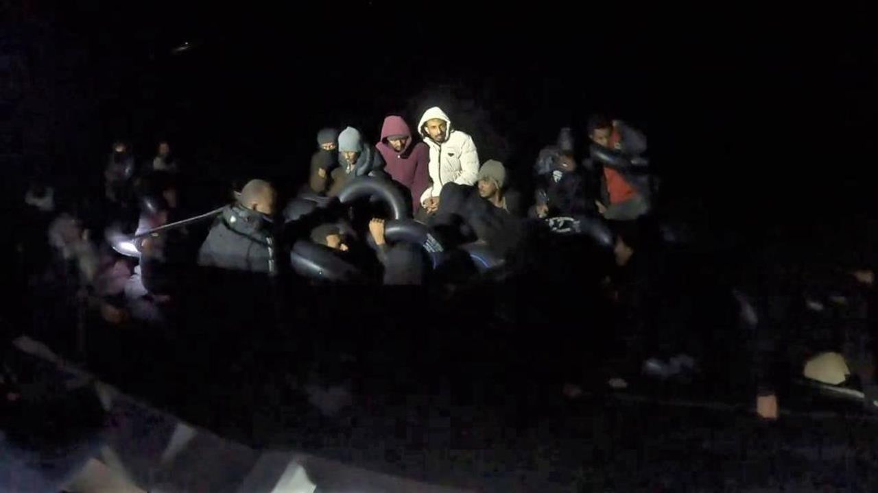 Karaburun açıklarında motor arızası paniği: 43 düzensiz göçmen kurtarıldı
