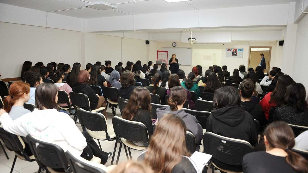 Karşıyaka Belediyesi'nden kız öğrencilere kadın sağlığı eğitimi