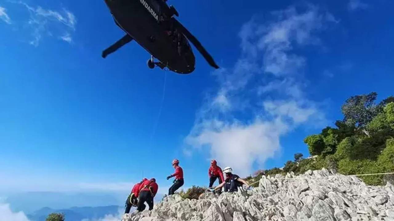 Kayalıklara çarpan paraşütte 1 kişi hayatını kaybetti