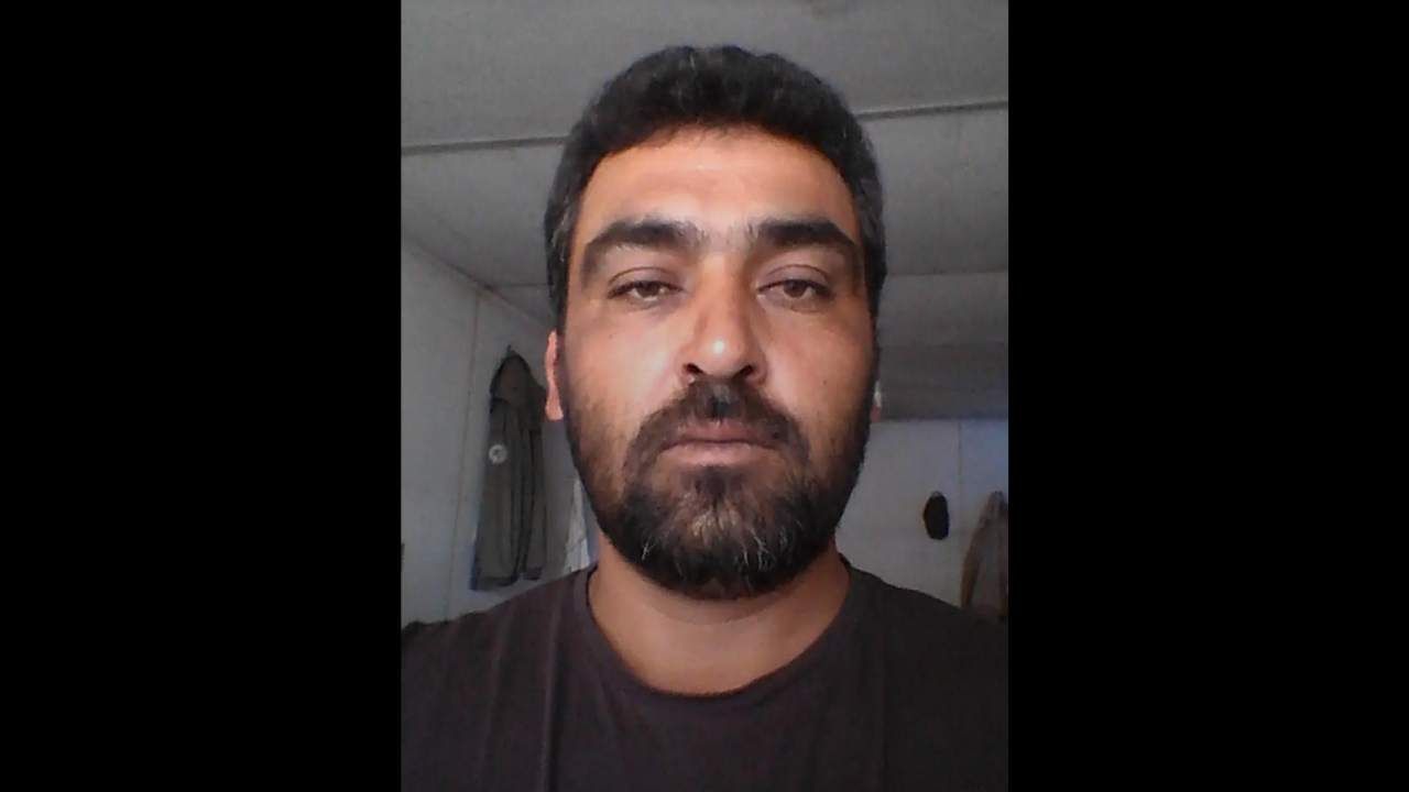 Kendisine silah doğrultan kişiyi bıçakla öldürdü