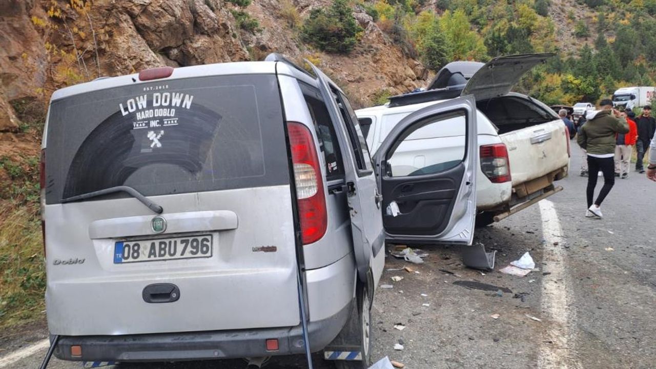 Korkunç kaza: Üç araç birbirine girdi, 1 ölü, 3 yaralı