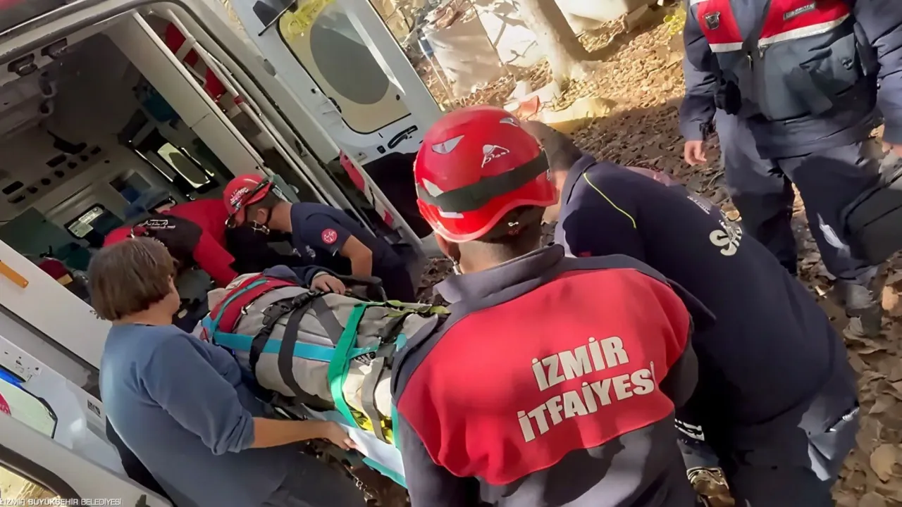 İzmir Ödemiş'te 12 metrelik kuyuya düşen yaşlı adam kurtarıldı