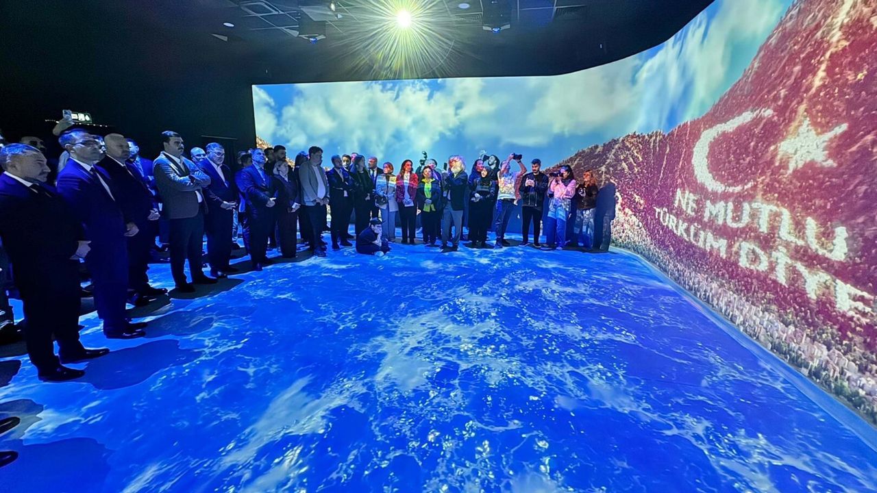 Menemen’de Cumhuriyet’in 102’nci yılına özel Dijital Deneyim Merkezi açıldı