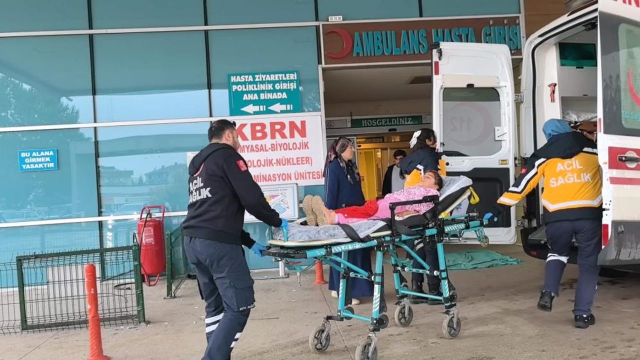 Oyun faciası! 250 kiloluk kapı küçük kızın üzerine düştü