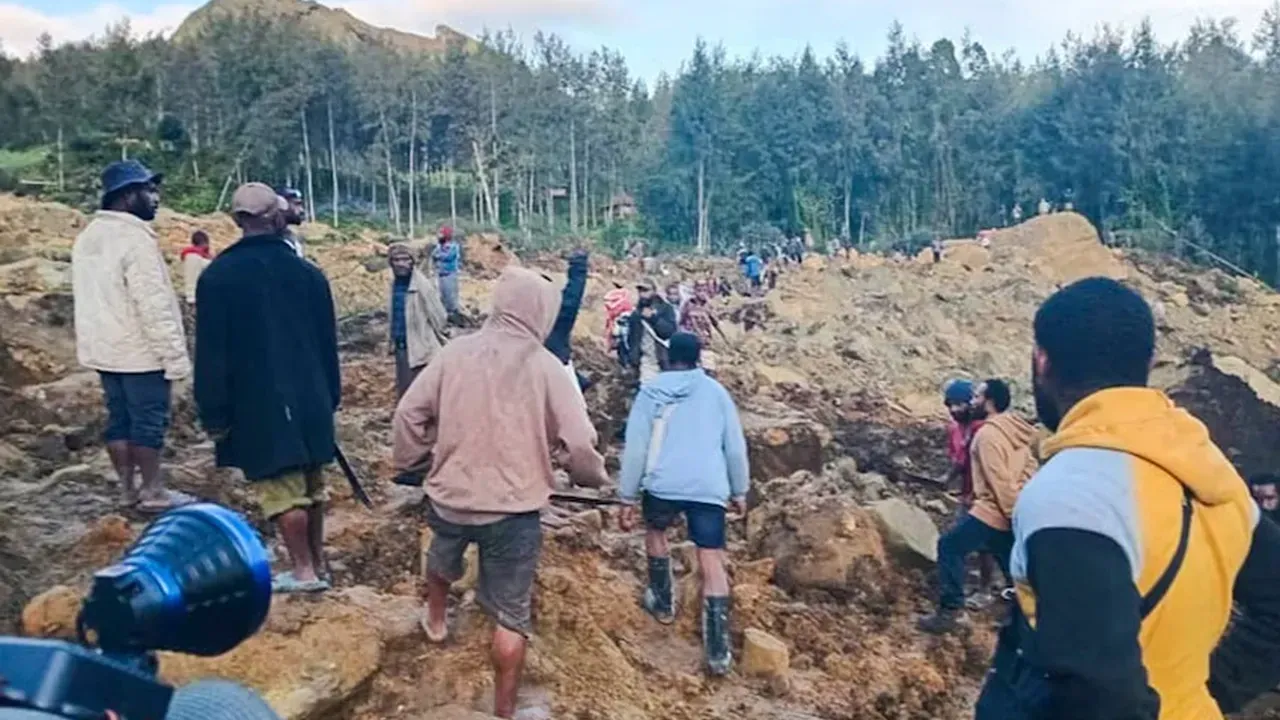 Papua Yeni Gine'de köy toprak altında kaldı: Çok sayıda ölü var