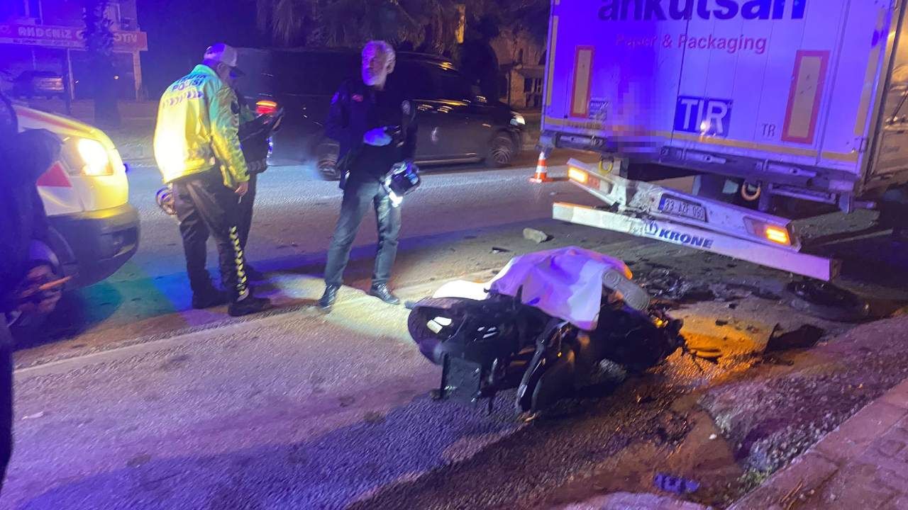 Park halindeki tıra çarpan genç motosikletli hayatını kaybetti