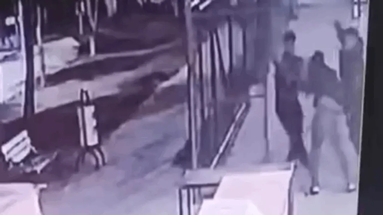 Fotoğraf sorusu kanlı bitti: Parkta oturan gençlere bıçaklı saldırı!