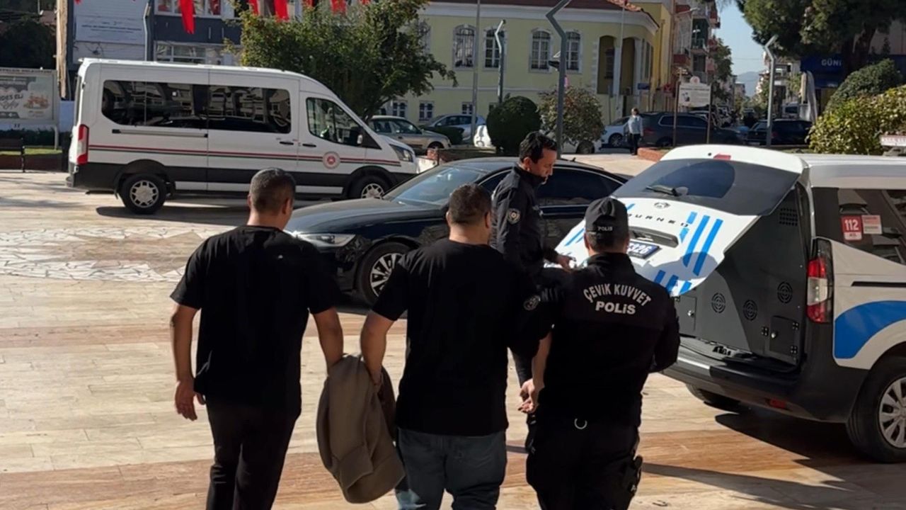 Polis merkezi önünde arbede: Polis memuru yaralandı, 2 kişi tutuklandı!