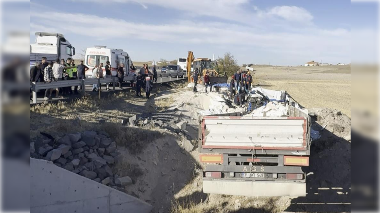 Şarampole devrilen tırın sürücüsü hayatını kaybetti