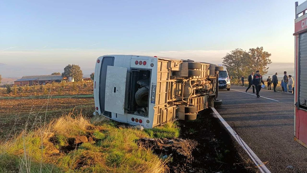 Tarım işçilerini taşıyan midibüs devrildi: 23 yaralı
