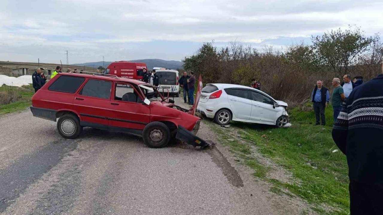 Trafik kazasında ağır yaralanan sürücü yaşam mücadelesini kaybetti